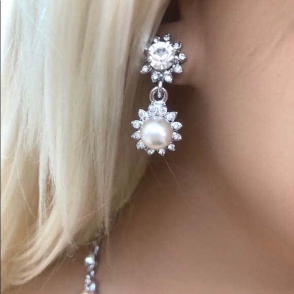 NWT Dainty Pearl and Rhinestones Necklace Set - Picture 5 of 10